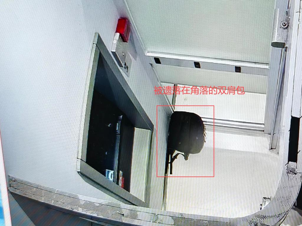 背包遗落在角落.jpg