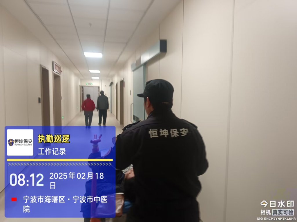 轮椅旁的守护者.jpg